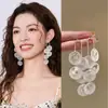 Aretes de borla con concha blanca para mujer, súper estilo de hada, estilo vacacional en la playa, aretes de botón exagerados y versátiles