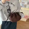 Bolsa de mão retro com estampa de bolinhas e franjas, bolsa saco versátil 2026 nova, design de nicho, bolsa de ombro e transversal para mulheres