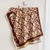 Novo Cachecol Jacquard Outono/Inverno 2026 para Mulheres Estilo Europeu e Americano Versátil Decorativo Aquecedor de Pescoço Peça de Roupa Externa Xale Multifuncional