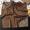 Estilo K de Lenço Quadrado Pequeno 70cm Feminino Novo Verão Versátil Lenço Presente Moda Retro Profissional Lenço Atacado Externo