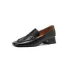 Zapatos sencillos retro de punta cuadrada de tacón medio de una sola capa, piel completa, tacón grueso, zapatos de cuero británicos para mujer, novedad Primavera 2024