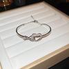 Pulseira de abertura de amor com zircônia vazada, leve, luxuosa, estilo Chanel, pulseira de design de alta qualidade, pulseira de casal de alta qualidade para mulheres
