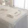 Toalha de salão de beleza conjunto de três peças toalha de banho fronha lençol capa de cama pano para cuidados com a pele touca para a cabeça absorvente logotipo