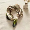 Atacado Primavera e Verão Simples Estampa de Castanha Lenço de Seda Pequeno Colar de Pérolas Fino Lenço Triângulo Magnético Pingente de Lenço de Seda Lenço de Pescoço