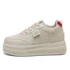 K5602 Sapatos Brancos de Solado Grosso para Mulheres 2026 Novo Estilo Aumentadores de Altura Sapatos de Pão Esportivos Casuais Sapatos de Skate para Mulheres Baixas