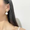 Brincos de agulha de prata S925 com letra e botão de flor branca, femininos, de luxo leve, design de nicho, flor, estilo Chanel único, atacado