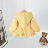 Casaco Infantil Amarelo Creme com Bolso Estrela, Novo Casaco com Capuz para Bebês para Primavera e Outono com Acabamento de Babados, Roupa Fofa para Crianças Pequenas