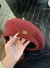 Chapéu Boina Preto Estilo Japonês com Logo de Cavalinho para Mulheres Outono/Inverno Emagrecimento Facial Versátil Grande Circunferência da Cabeça Chapéu de Pintor Respirável para Mulheres