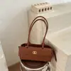 2026 nova moda transfronteiriça bolsa tipo travesseiro simples bolsa de ombro casual coreana para mulheres bolsa de mão com textura de luxo leve