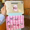 Funda Protectora Rosa a Cuadros Estilo Japonés y Coreano para iPad Air7Y Plegable Pro con Ranura para Lápiz 10ª Generación Dura 11 pulgadas Mini