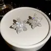 Pendientes y Anillos Florales con Tachuelas de Diamante Estilo Minimalista Europeo y Americano, Set de Joyería de Alta Gama de Nicho, Lujo Ligero, Accesorios Elegantes y Audaces