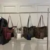 Bolsa Grande com Estampa de Leopardo da Moda 2025 Outono e Inverno Nova Bolsa de Ombro Feminina para o Dia a Dia Bolsa Tote Casual Retrô
