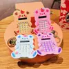 Urso de morango criativo calculadora chaveiro de carro feminino casal pingente de mochila chaveiro fofo pequeno presente atacado