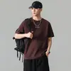 Chegada Nova do Verão de 2026 Camiseta Masculina Simples com Estampa de Letras, Gola Redonda e Manga Curta nas Cores Preto, Branco, Café e Roxo