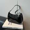 Nuevo bolso de hombro de verano para mujer, bolso de axila elegante y simple, bolso de mano de charol retro de nicho, brillante, a la moda para mujer
