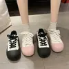 Tênis brancos de sola grossa femininos, novo modelo outono 2026, sapatos fofos chunky versáteis com estampa de estrela, tênis casuais esportivos, modernos