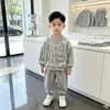 Conjunto de moletom com gola redonda de dinossauro para meninos de outono, conjunto de duas peças de calça jogger casual infantil estilo coreano, roupas infantis