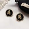 Aretes de Aguja de Plata s925 Retro Modernos con Cabeza en Relieve Estilo Francés Moderno de Personalidad Estilo Hong Kong Aretes de Moneda Aretes Mate