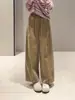 La primavera no está tardía. Colección de principios de otoño retro estilo coreano: Pantalones retro de pana con silueta ajustada, cintura elástica y cordón, diseñados para ser estilizados y casuales para mujer