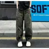 Pantalones cargo scimitar color verde militar para hombre, pantalones anchos plisados de estilo retro americano para otoño, pantalones casuales de corte limpio.