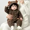 Macacão estilo coreano com estampa de leopardo para meninos, espessado com lã de cordeiro para outono e inverno, adequado para uso ao ar livre, macacão quentinho com capuz para bebês e crianças pequenas