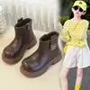 Botas para meninas 2026 outono e inverno novo estilo, botas Martin forradas com fleece, forradas com fleece, antiderrapantes, algodão grosso, estilosas, versáteis, botinhas de couro para crianças
