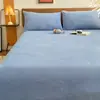 Color Sólido Invierno Coral Leche Terciopelo Cama Sábanas de Cama Pieza Única Engrosada Forrada de Felpa Colcha Estudiante Dormitorio Individual Felpa Cama Sábanas de Cama Colcha