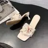 Pantuflas de Moda Versátiles de Tacón Cuadrado 2025 Verano Nuevo Estilo Hada Francesa Romántico Diseño Floral para Combinar con Vestidos Pantuflas de Meter