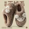 Novidade 2026 outono e inverno feminino, chinelos de algodão quentinhos e grossos para casa, estilo casal, com sensação de "pisar em merda"
