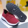Sapatos de Pano Tradicionais de Pequim para Primavera e Outono para Homens e Mulheres, Sapatos Casuais para Caminhada, Fornecimento Direto de Vendedores de Rua, Itens de Presente, Atacado