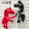 2026 Mascote Cavalo Preto Pelúcia Animal Barraca Display Bolsa Chaveiro Acessórios de Vestuário Atacado Boneca Pequena
