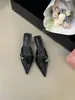 Zapatos de tacón alto de satén elegantes estilo francés Chuyuji 2026 primavera-verano punta fina tacón de aguja con pedrería estilo hada punta cerrada