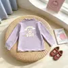 Top de otoño e invierno para niña con forro polar y ribete de volantes de color contrastante, cuello semi-alto, camiseta de manga larga de dibujos animados, ropa para niños, ropa interior al por mayor