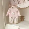 Conjunto de otoño e invierno para niña: una sudadera cálida y linda con temática de conejito y forro polar, combinada con pantalones largos de lunares, un conjunto de dos piezas para bebés