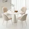 Conjunto de mesa de jantar redonda estilo francês na cor creme para apartamentos pequenos, com tampo e cadeiras em pedra sinterizada, adequado para recepções de luxo leve, reuniões e uso em varandas.