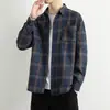 Primavera 2026 Nueva Camisa Casual Transpirable de Manga Larga a Cuadros de Moda con Doble Bolsillo Estilo Hong Kong Suelta Marca Tendencia Camisa para Hombre