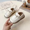 Zapatos de piel para bebé estilo coreano 2026 primavera y otoño moda ligeros nuevo estilo para niñas simples versátiles sin cordones