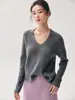 Nuevo suéter de cachemira minimalista con cuello en V para otoño e invierno para mujer, top de punto de manga larga con un dobladillo relajado y ligeramente asimétrico (más corto adelante, más largo atrás)