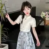 Conjunto de Verão para Meninas, Novo Conjunto Estilo Chinês para Crianças Maiores, Blusa Elegante de Manga Curta com Gola de Botão, Conjunto de Duas Peças Estilo Tendência Nacional