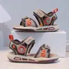 Sandalias Blandas de Moda para Niños 2026 Verano Nuevas Ligeras de Velcro Punta Abierta Zapatos de Playa para Niños Sandalias para Estudiantes