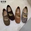 Zapatos Mary Jane retro de piel genuina para mujer, nuevo estilo 2026, con un diseño literario y artístico, acabado mate, estampado de lunares, punta cuadrada y empeine bajo, perfectos como zapatos para la abuela