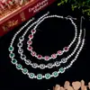 2026 Zhuang Sheng Sheng Joyería Retro Europeo y Americano Corindón de Gema de Color Simulada Lujo Ligero Collar Totalmente Diamantado para Mujer Venta al por Mayor Piedra Principal 8*8