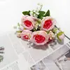 Venta al por mayor en stock Decoración para el hogar Flor artificial Ramo pequeño Rosas Arreglo para boda Rosas persas artificiales de 5 cabezas