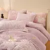 Conjunto de cuatro piezas estilo princesa femenina de felpa de pelo de conejo con relieve de terciopelo de leche, engrosado y cálido, funda de edredón de vellón de doble cara