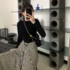 Camiseta básica lisa simples para mulheres, camiseta de manga comprida com forro de fleece, gola redonda, ombro normal, top acinturado para primavera, outono e inverno