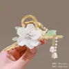 Pinza de Tiburón Grande para el Cabello Estilo Japonés y Coreano Fresco y Dulce de Aleación con Borla Pinza de Garra para la Parte Posterior de la Cabeza Accesorio para el Cabello Primavera 2025
