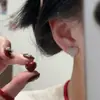Brincos de Clipe Dupla Face em Formato de Coração Versáteis de Luxo Leve para Mulheres, Brincos de Liga de Cobre com Zircônia e Esmalte, Design de Joias Totalmente em Zircônia, Presentes para Atacado