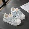 Tênis infantis de biqueira de concha 2025 verão novo estilo tênis de skate de cano baixo para meninas sapatos casuais para meninos sapatos brancos versáteis