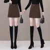 Falda Corta de Lana Simple con Bolsillo para Mujer Otoño/Invierno 2026 Falda de Línea A Bodycon Anti-Exposición Cintura Alta Falda Corta Base Adelgazante