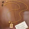 Loja de Ouro Mesmo Estilo Ouro Areia Pingente de Paz Totalmente Cravejado com Diamantes Corrente Clavícula Quadrada Pequena Esculpida Brilhante para Mulheres Venda por Atacado